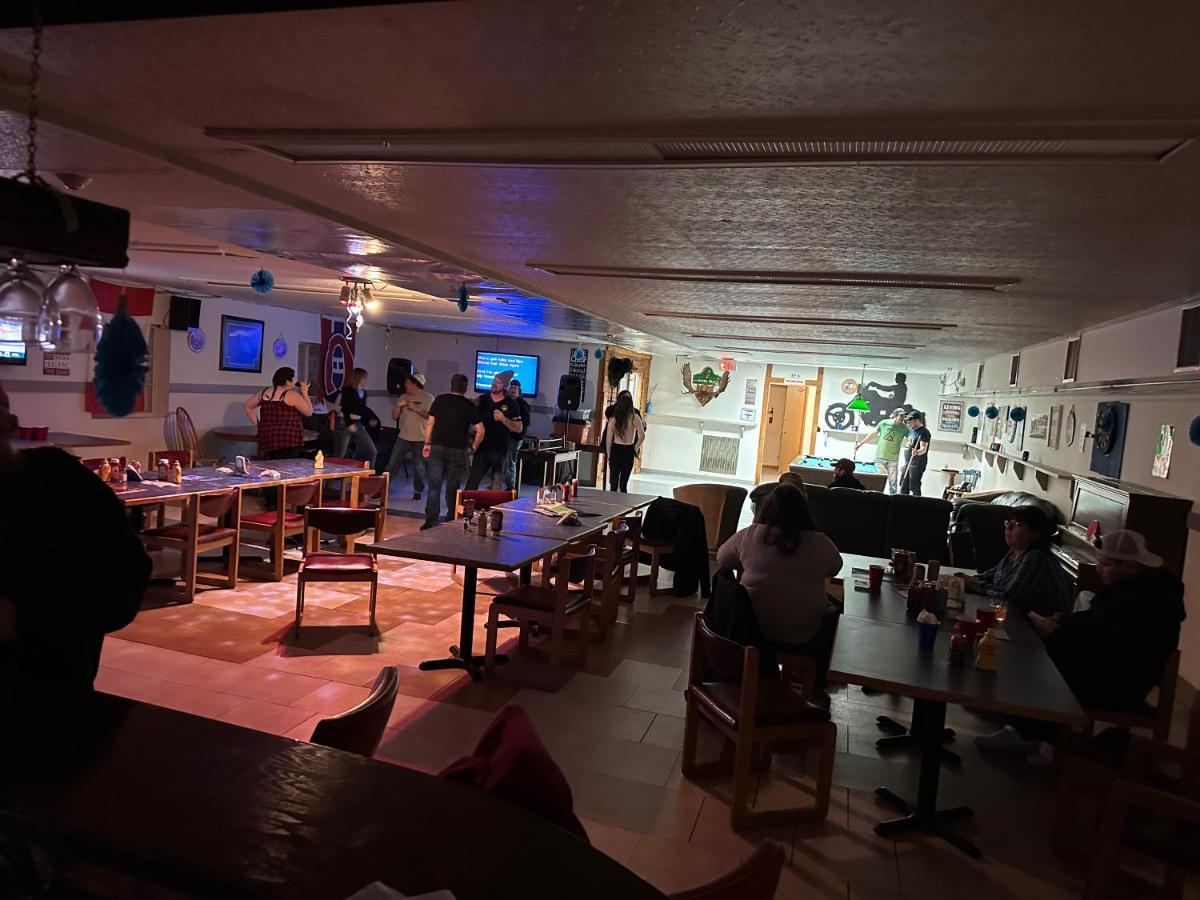 North Adventure Inn Cochrane Eksteriør bilde